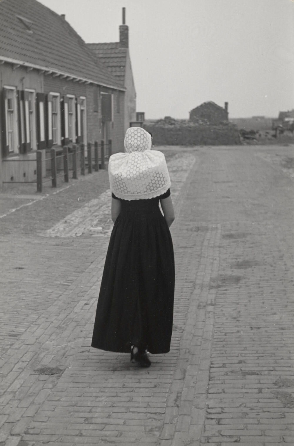 Kornelia Minderhoud uit Westkapelle in Walcherse dracht, 1950