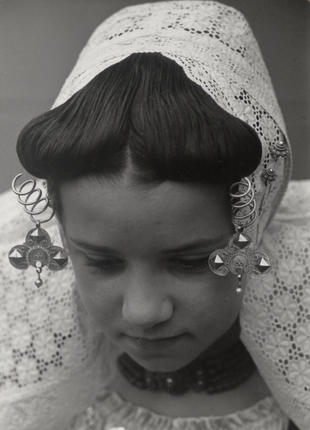 Kornelia Minderhoud uit Westkapelle in Walcherse dracht, 1950