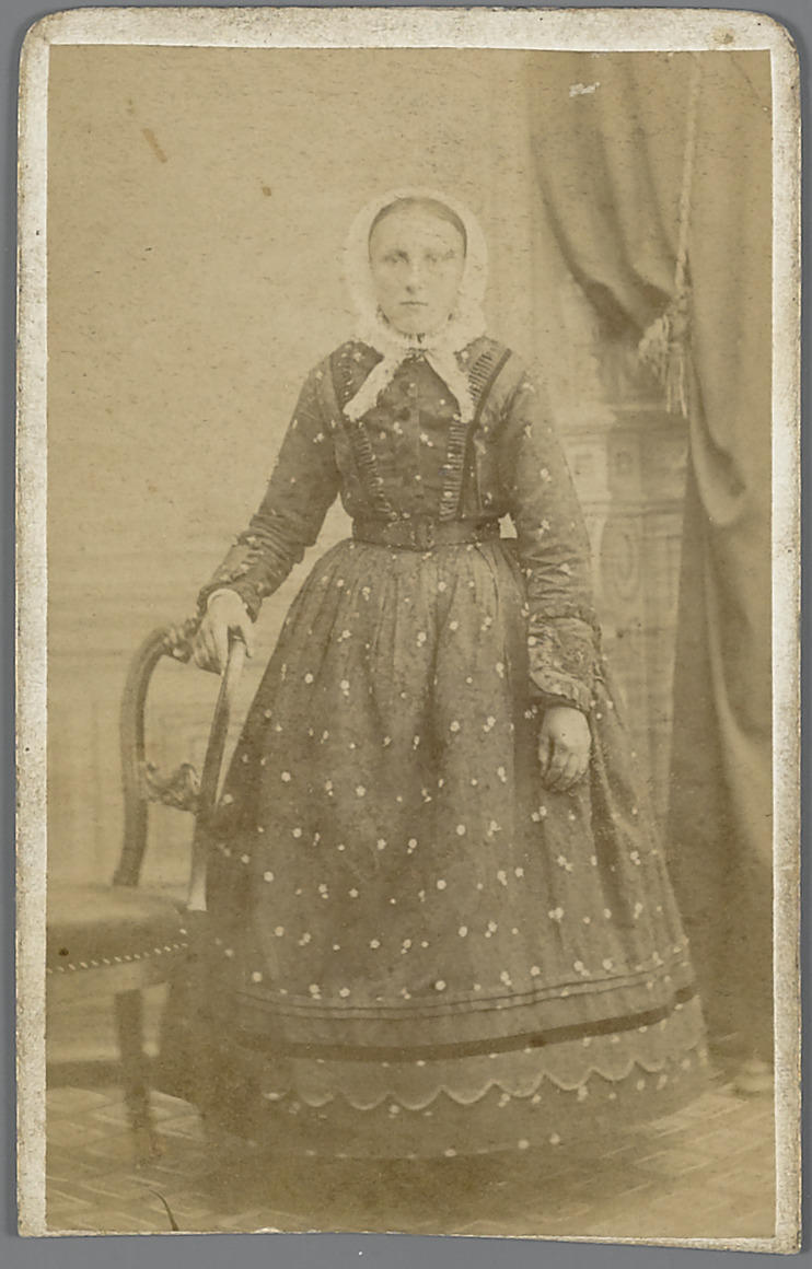 Vrouw in streekdracht uit de Alblasserwaard, circa 1876