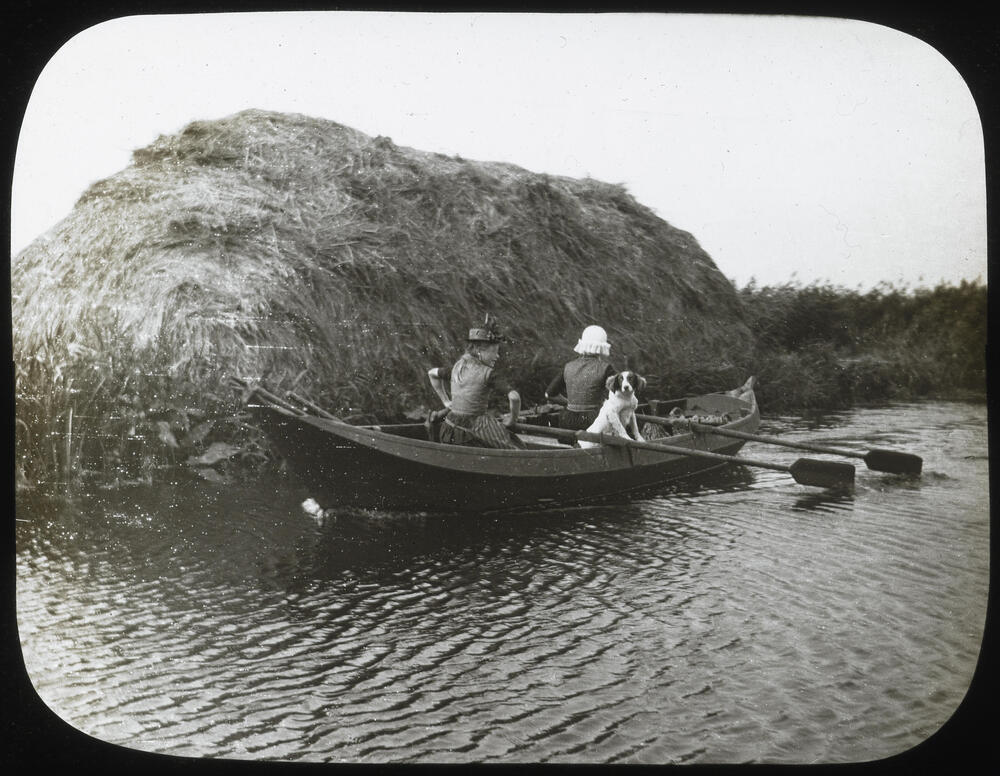 Vrouw en meisje in een boot, Giethoorn, vermoedelijk circa 1900