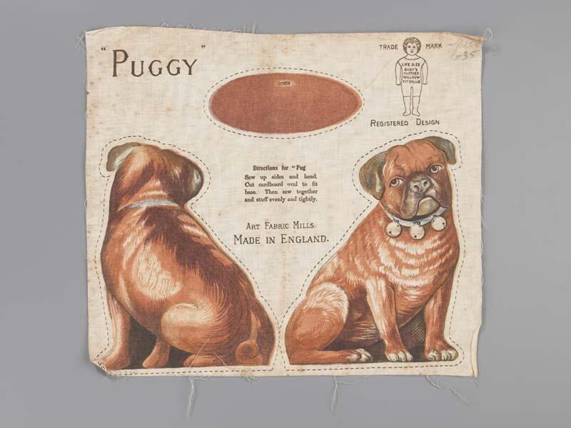 Katoenen doekje bedrukt in zwart, bruin en lichtblauw met een buldog, opschrift PUGGY, verder…