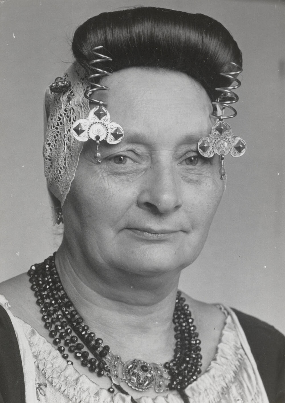 Mevrouw Dekker uit Middelburg in Walcherse dracht, 1957