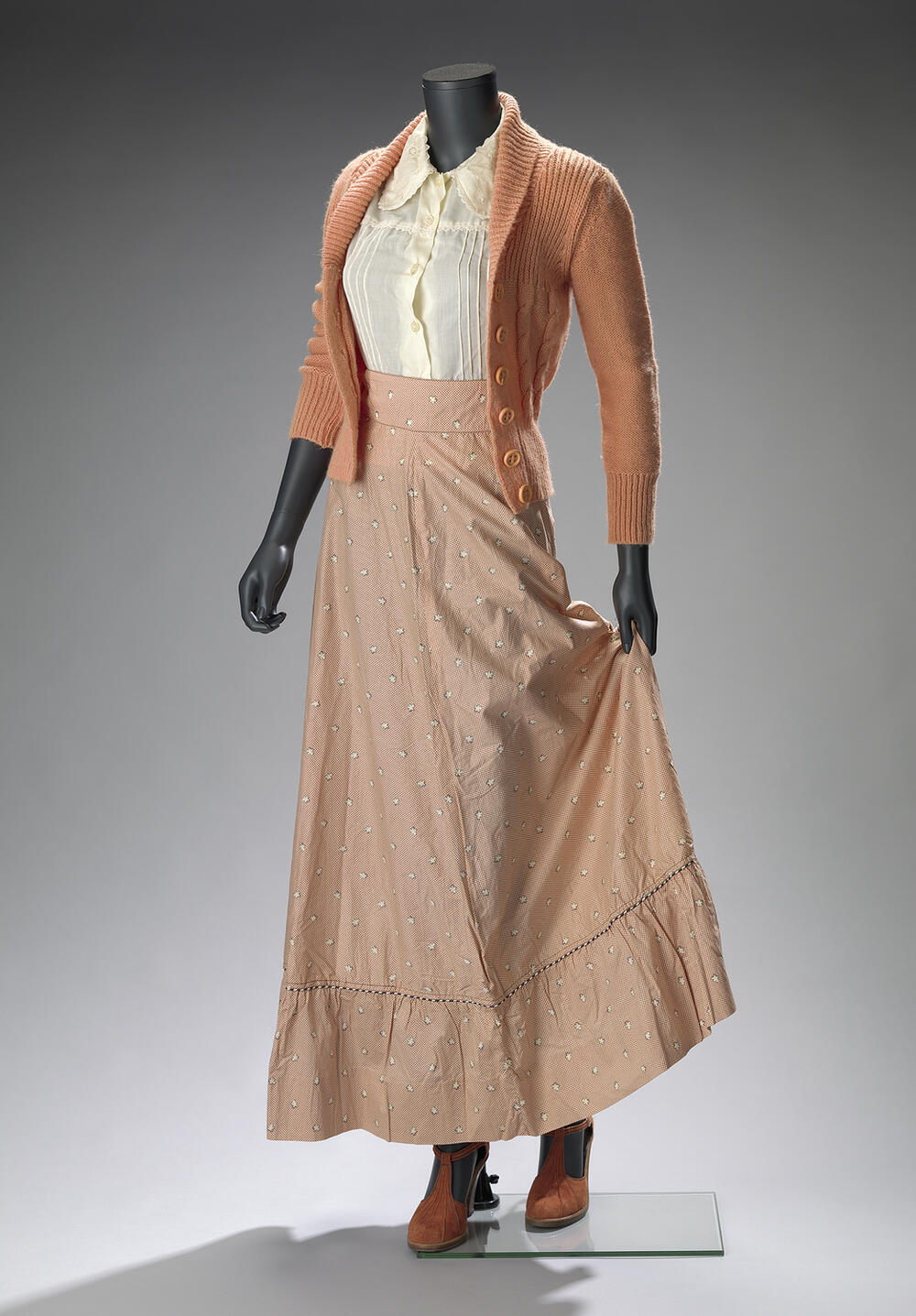 Ensemble gekocht bij Mod'elle, bestaande uit een lange rok van Jeff Banks, vest, blouse en…