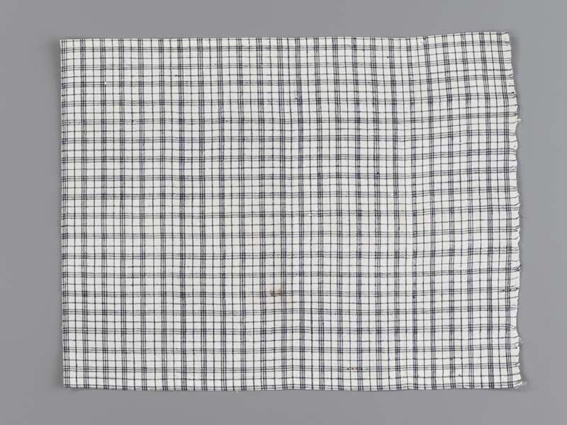 Hindelooper borstlap of foarpeldook van wit en blauw bont, voor de licht rouw