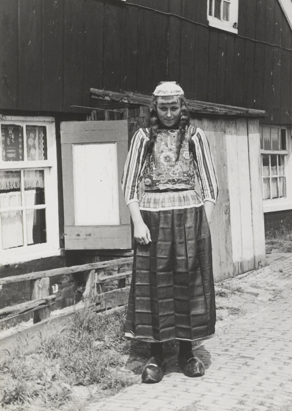 Geertje Pereboom in Marker dracht, 1943