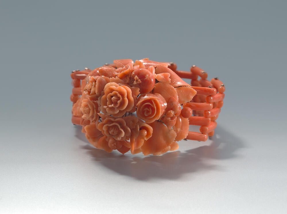 Armband met gesneden rozen en bladeren