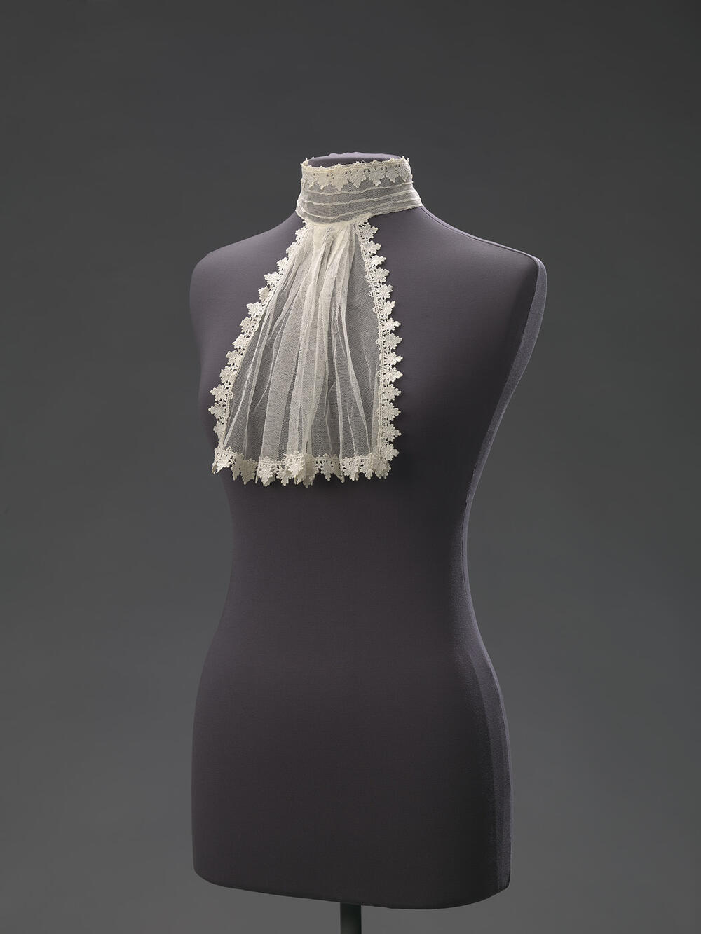 Guimpe met jabot