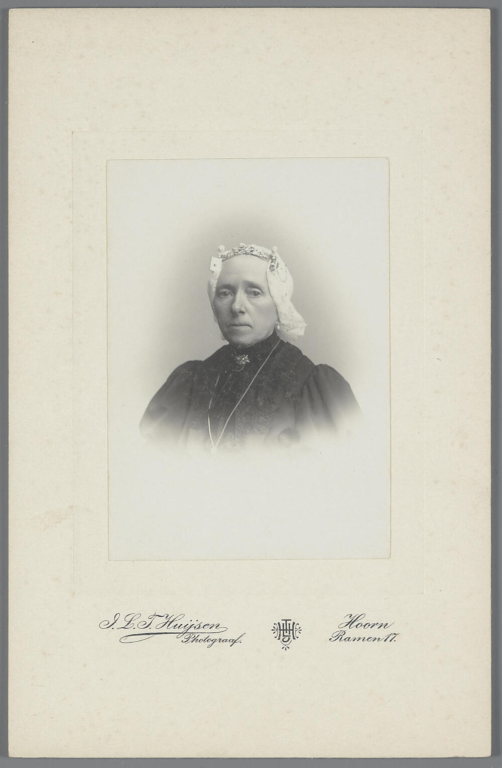 Vrouw in West-Friese streekdracht, 1863–1910