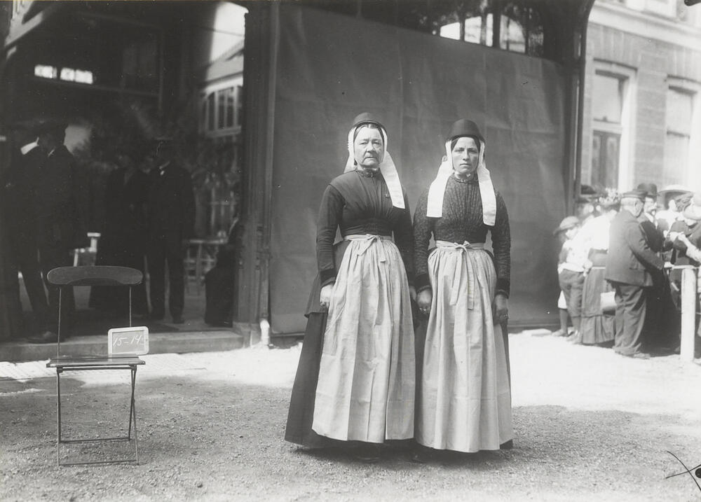 Twee vrouwen in Terschellinger streekdracht, 1913