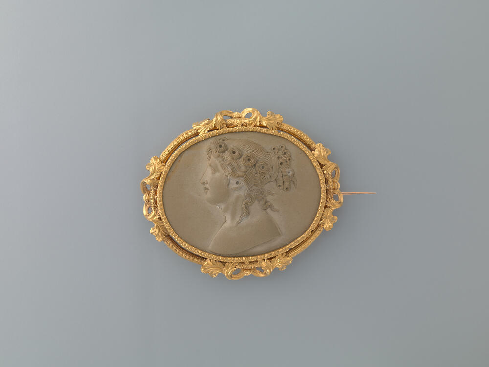 Ovale broche met een camee met beeltenis van de godin Flora