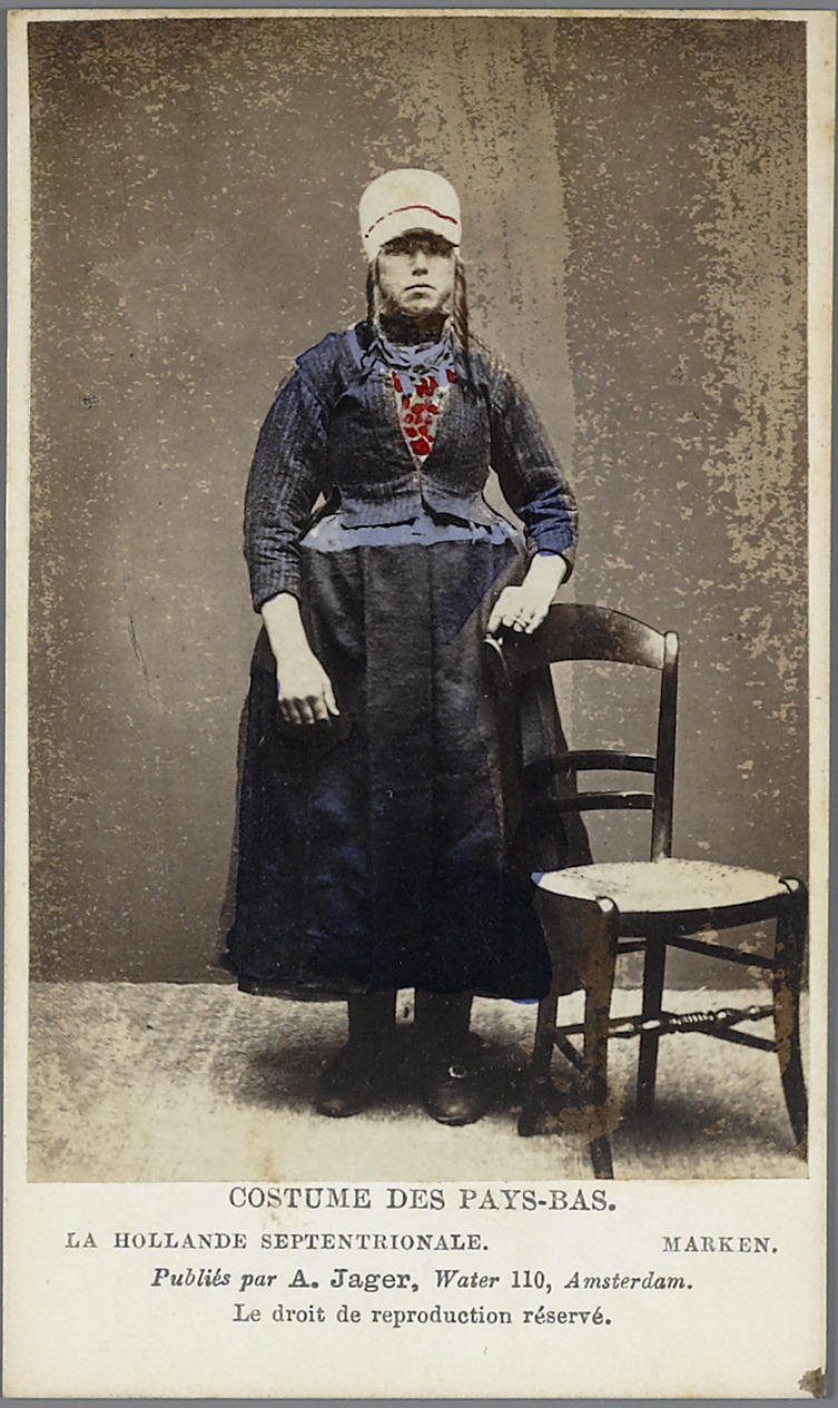Vrouw in Marker streekdracht