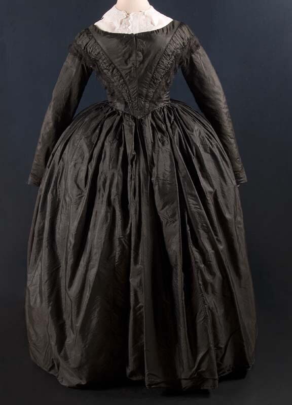 Japon van zwarte zijde met crinoline rok gevoerd met etamine, voorpand met gerinpelde banen in V…