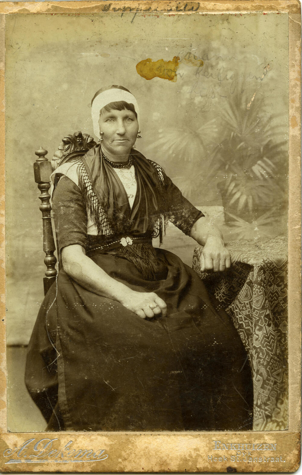 Vrouw in Urker dracht, voor 1896