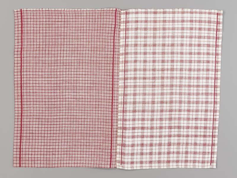 Twee aan elkaar genaaide Hindelooper borstlappen of foarpeldooken van wit-rood bont, zogenaamd…