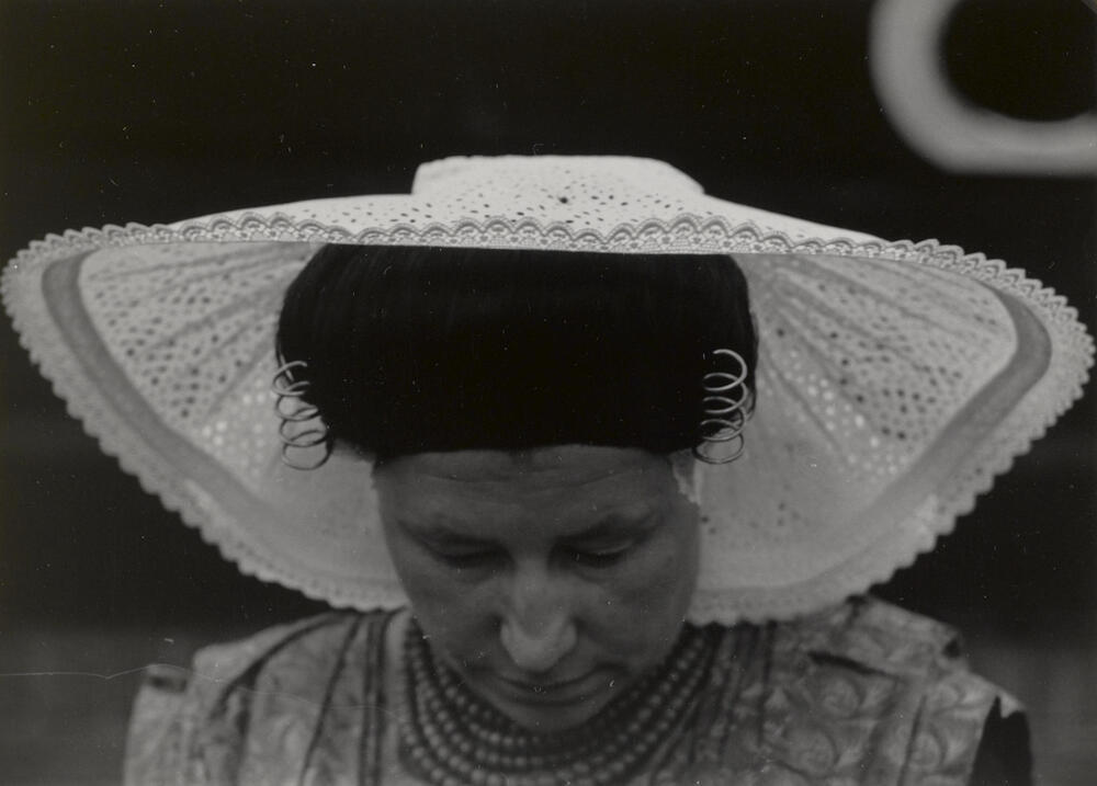 Johanna Martina Polderdijk-Brasser in Nieuwlandse dracht, 1950