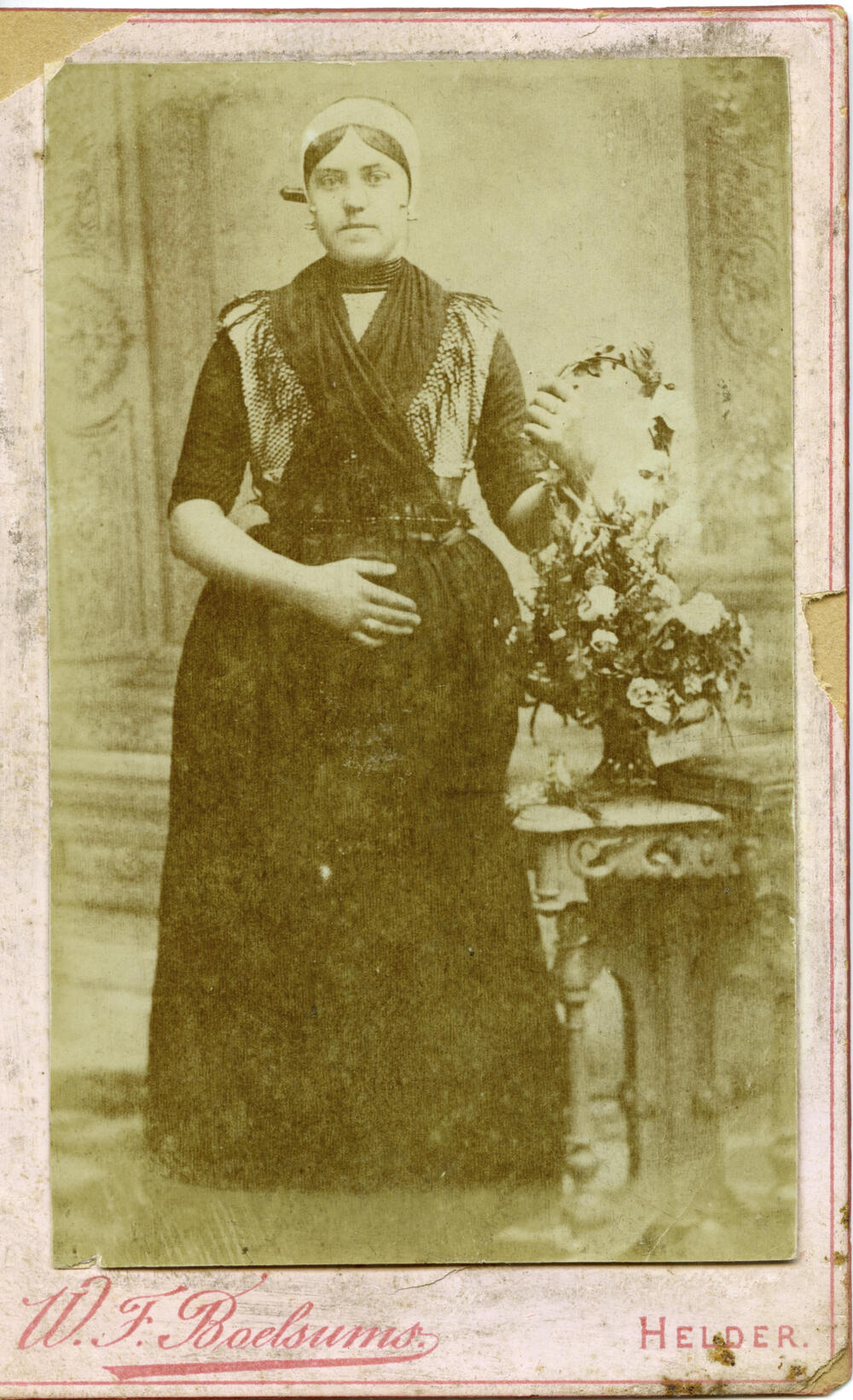 Vrouw in Urker dracht, voor 1907
