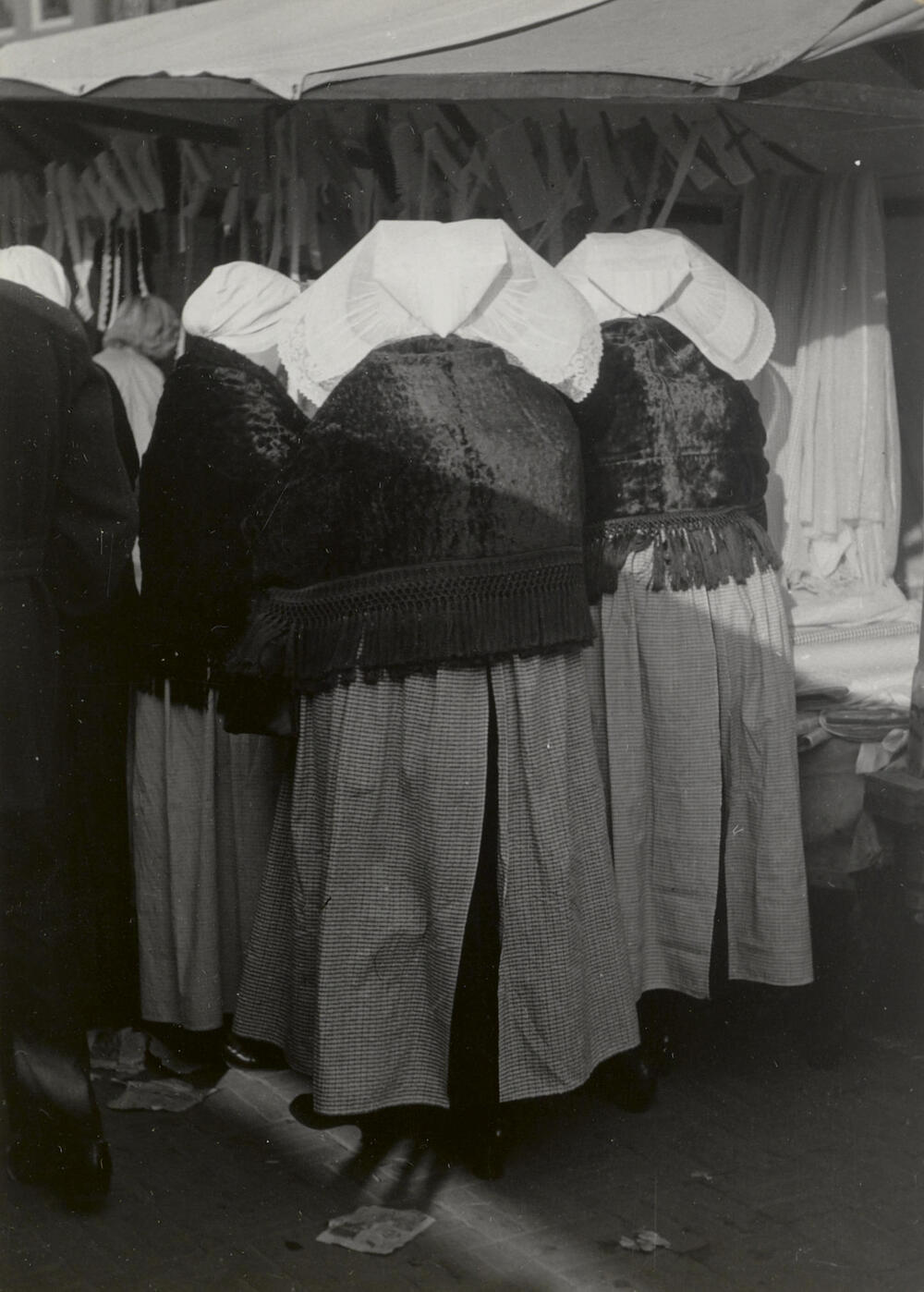 Vrouw in protestantse Zuid-Bevelandse dracht, Goes, 1950