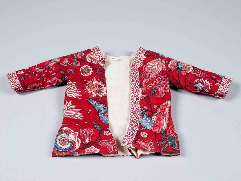 Sitsen babyjakje, uit Hindeloopen, of 'sliepwentke', afgezet met rood-wit langetband, beschilderd…