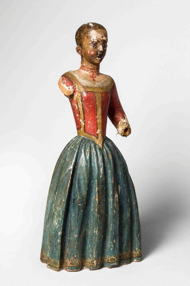 Gesneden houten pop uit een stuk, beschilderd met kleding uit ca 1580