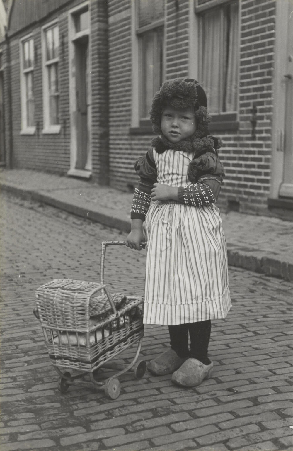 Meisje in Volendammer streekdracht, 1946