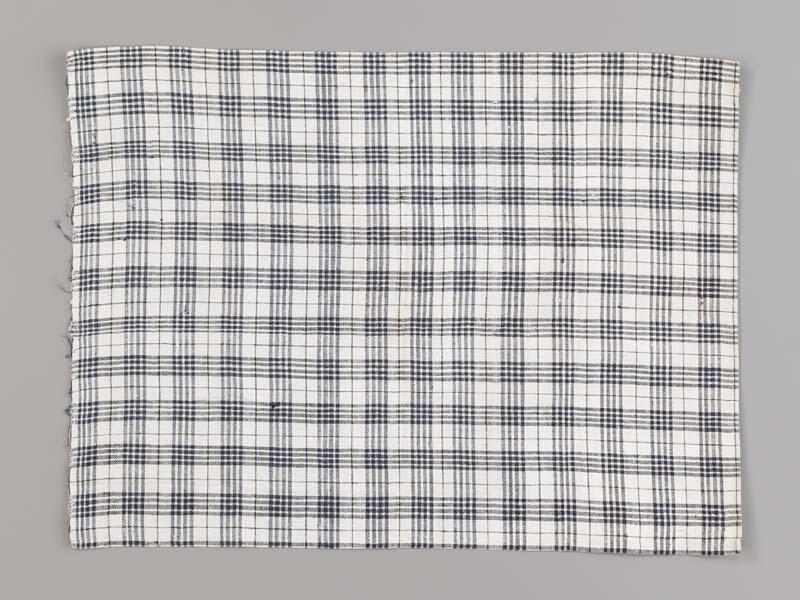 Hindelooper borstlap of foarpeldook van wit en blauw bont voor de licht rouw