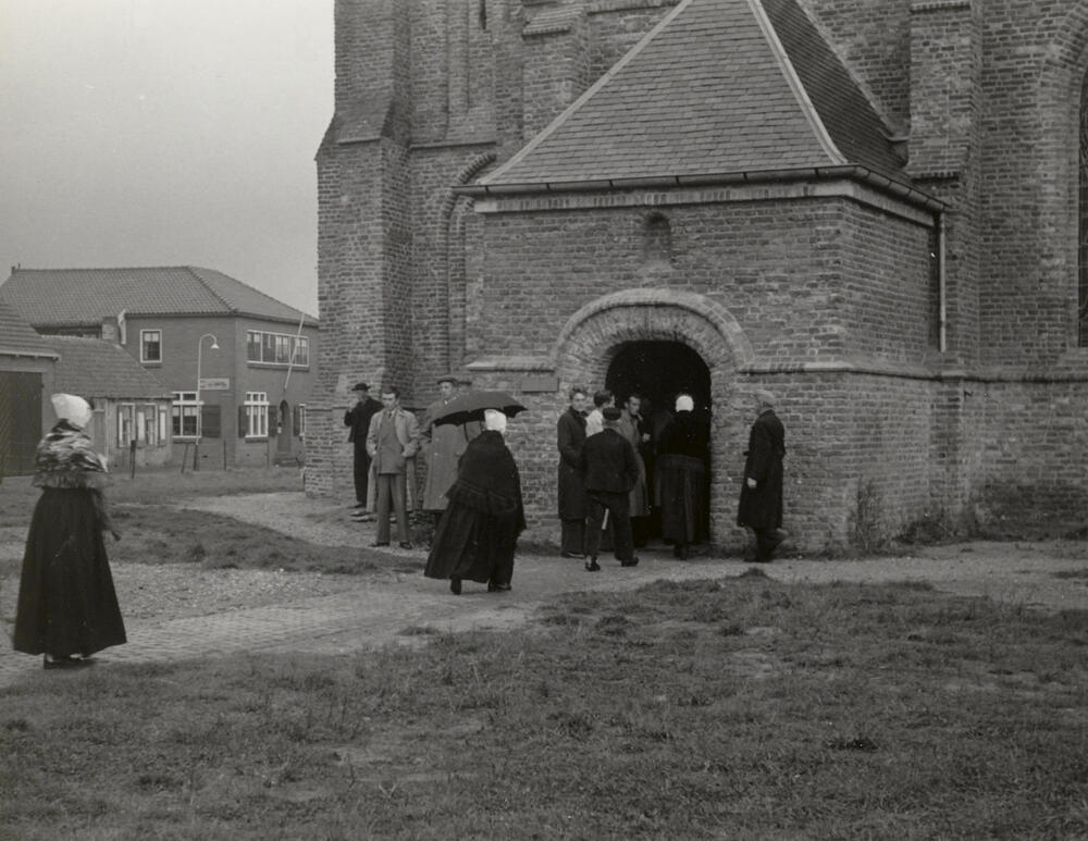 Kerkgangers, Zoutelande, 1950