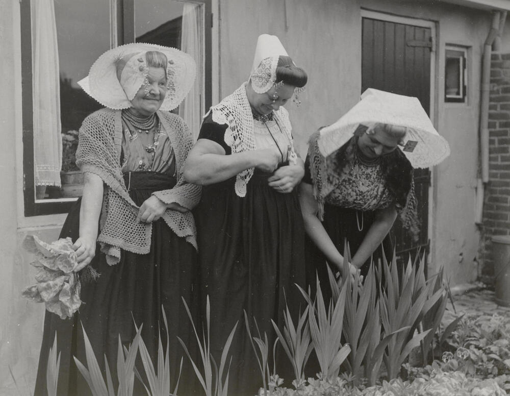 Drie vrouwen in Zeeuwse drachten, Middelburg, 1956
