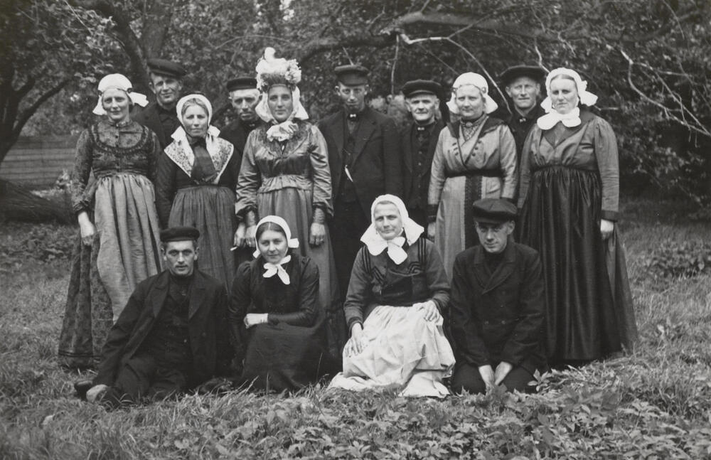 Gezelschap, verkleed in dracht, Giethoorn, 1947