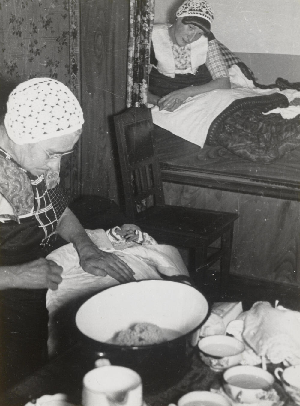 Grootmoeder met bakerkind, 1935