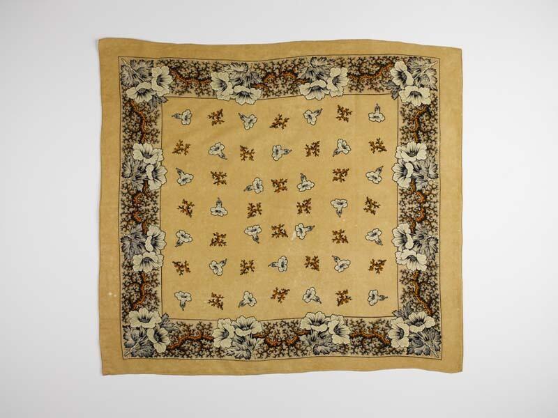Vierkante bedrukte katoenen doek of sjaal met gentianen op beige grond