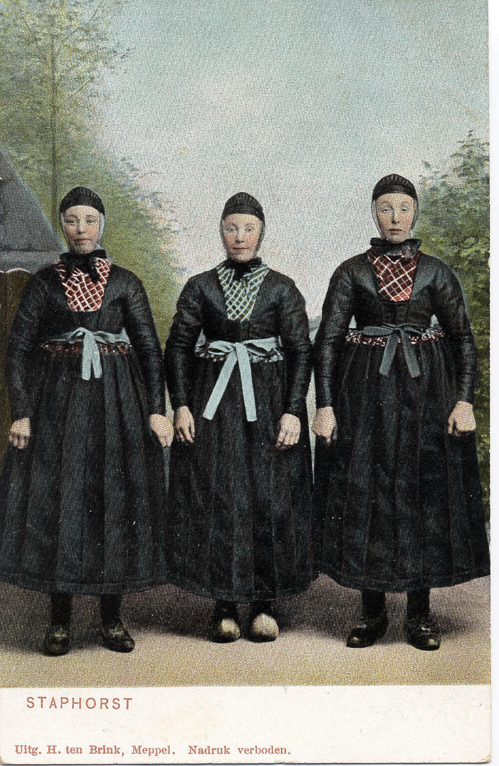 Drie vrouwen in Staphorster dracht, 1900–1905