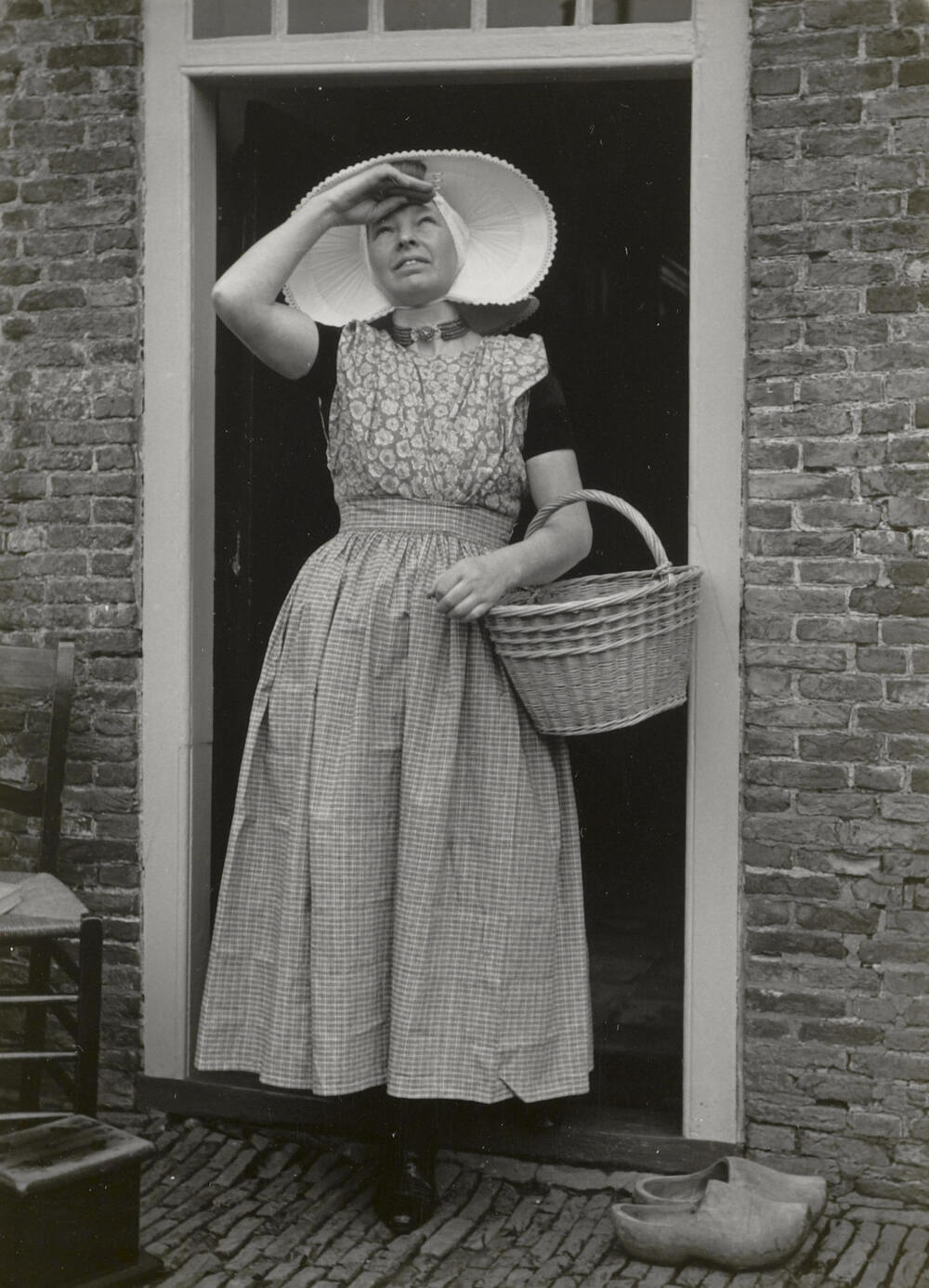 Elizabeth Baas in Nieuwlandse dracht, 1950
