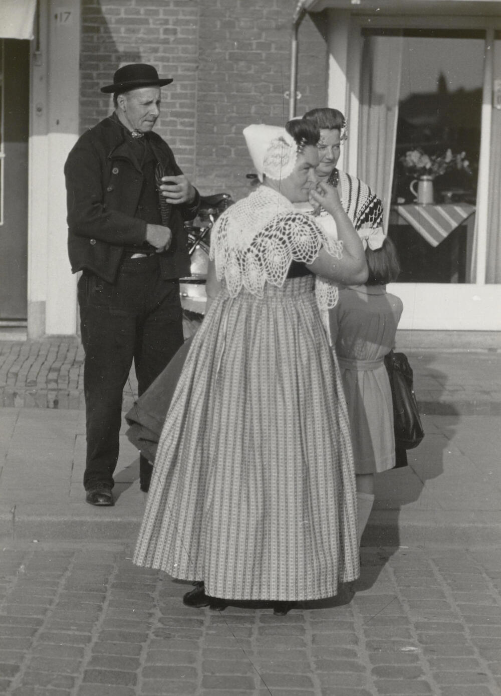 Man en vrouwen in Walcherse dracht, Middelburg, 1950