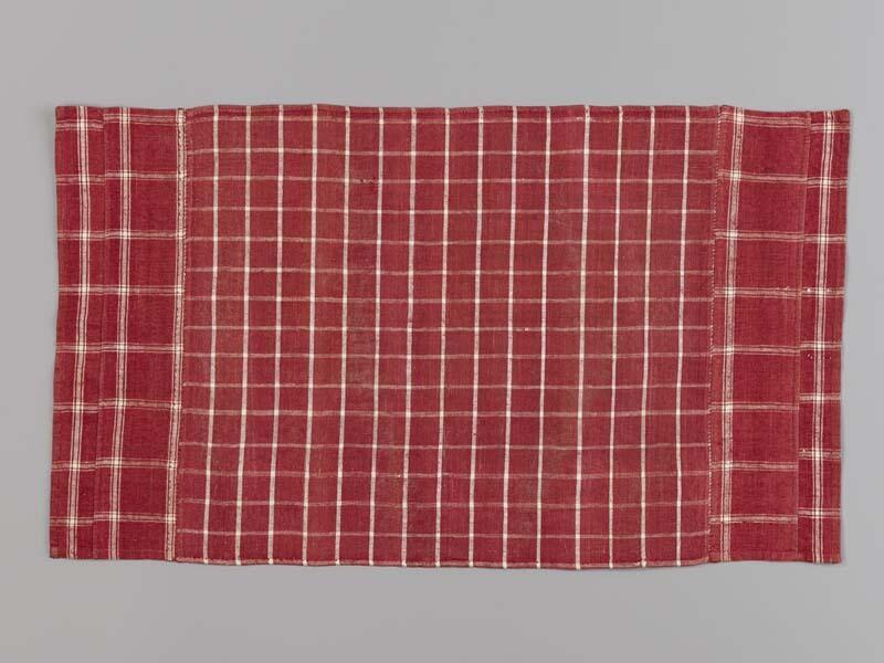 Hindelooper borstlap of foarpeldook van rood en wit bont, genaaid van meerdere lapjes