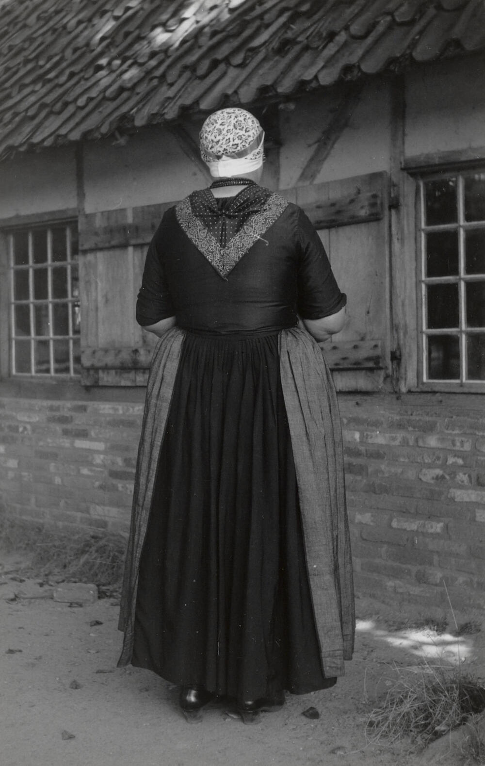 Grietje Vis uit Doornspijk in Veluwse dracht, 1949