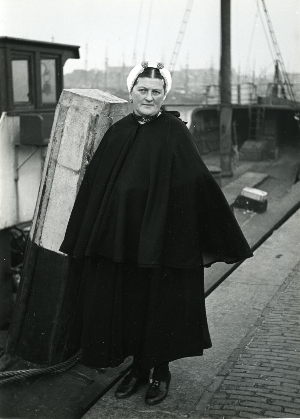 Vrouw in Scheveningse dracht, 1951