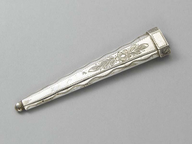 Puntbeschermer met gegraveerde bloemguirlande, met initialen TAH, 1870