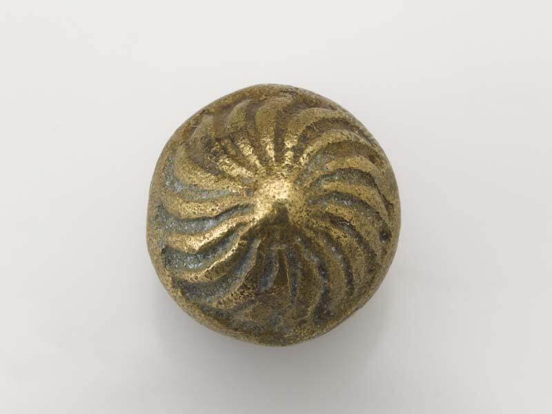 Ronde, bolle knoop met galdde contour en verhoogd hart