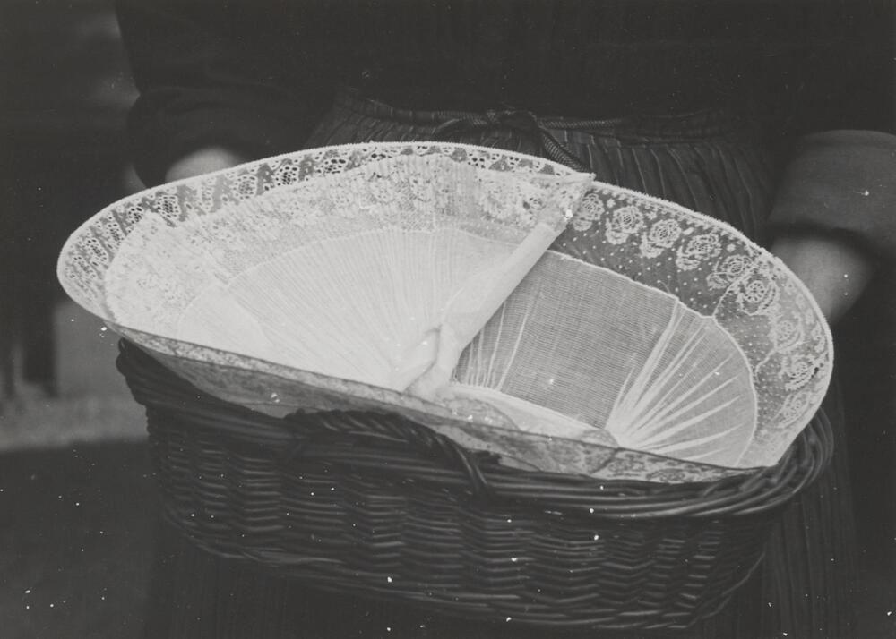 Mutsenmandje met muts, Huizen, 1945