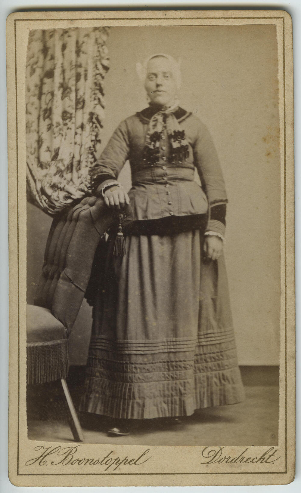 Vrouw in streekdracht, omgeving Dordrecht, 1880–1901