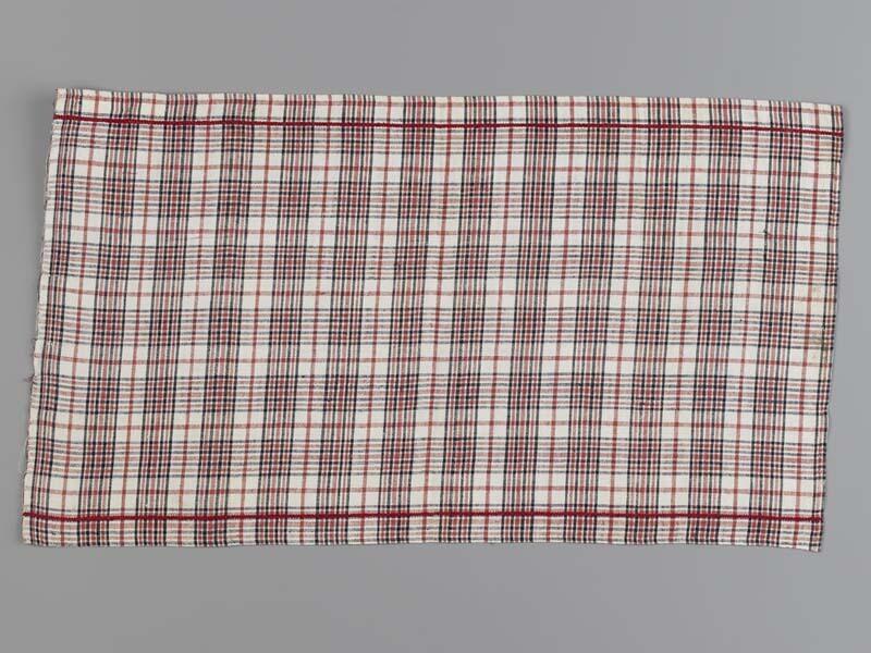 Hindelooper borstlap of foarpeldook van wit, rood en blauw bont