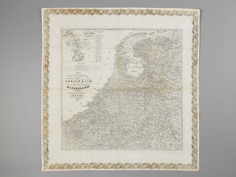 Katoenen doek, bedrukt met de kaart van Nederland, bloempatroon en tekst
