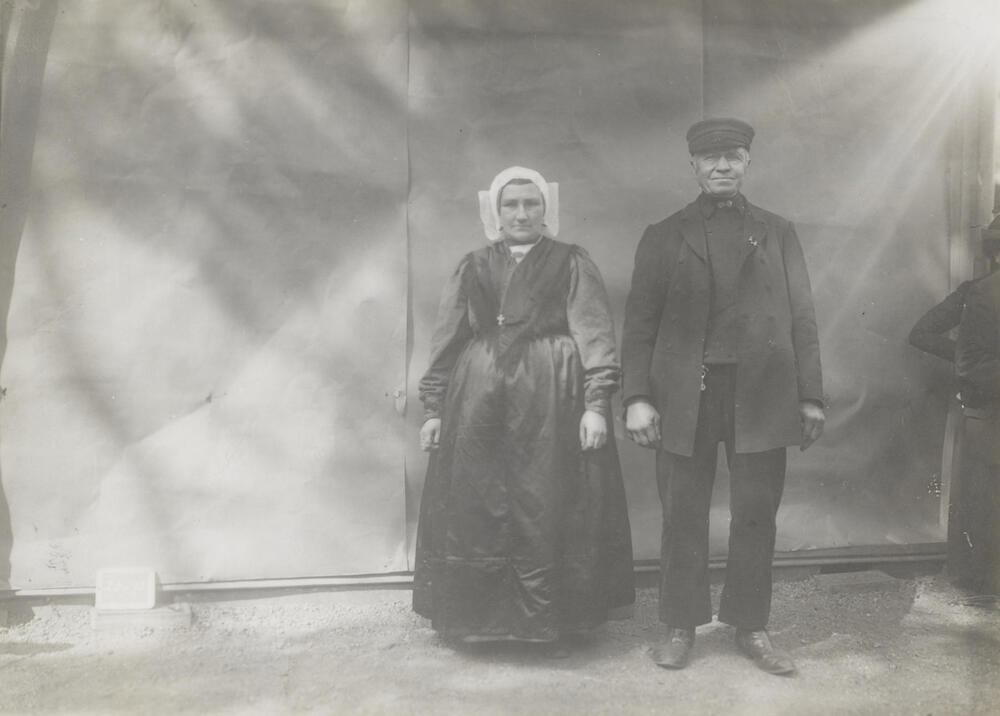 Vrouw en man in streekdracht uit Hoogland, 1913