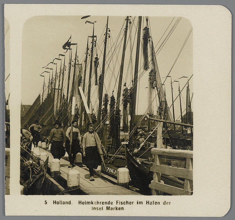 Mannen en jongens in Marker streekdracht, circa 1910
