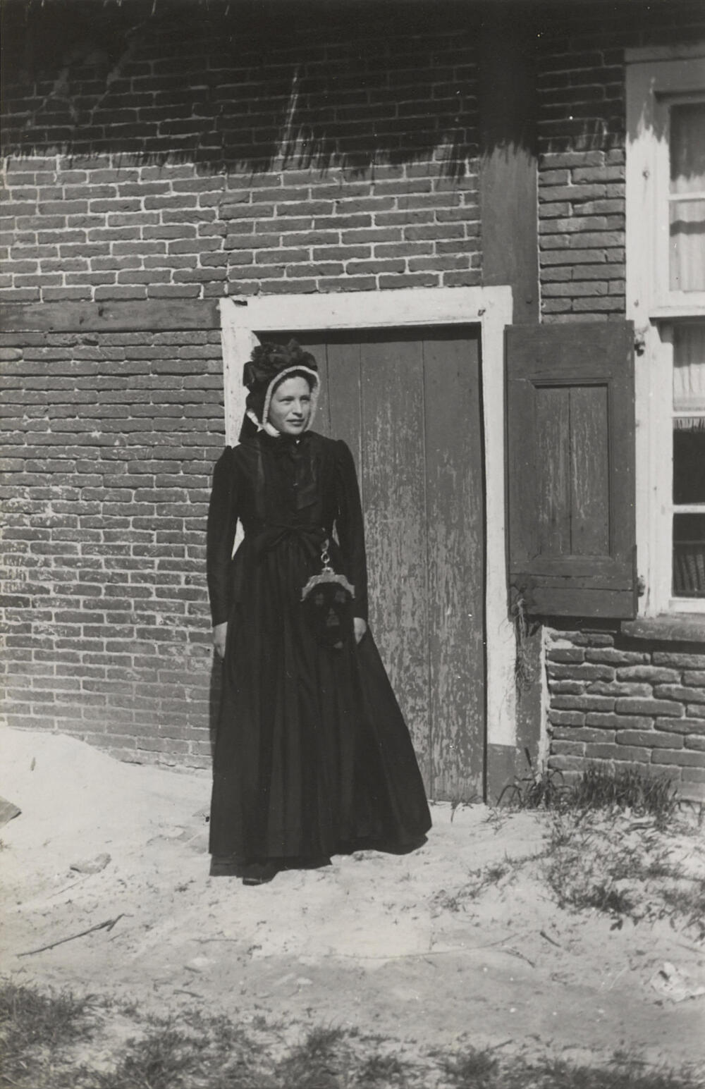 Vrouw verkleed in Drentse dracht, Oud Schoonebeek, 1946