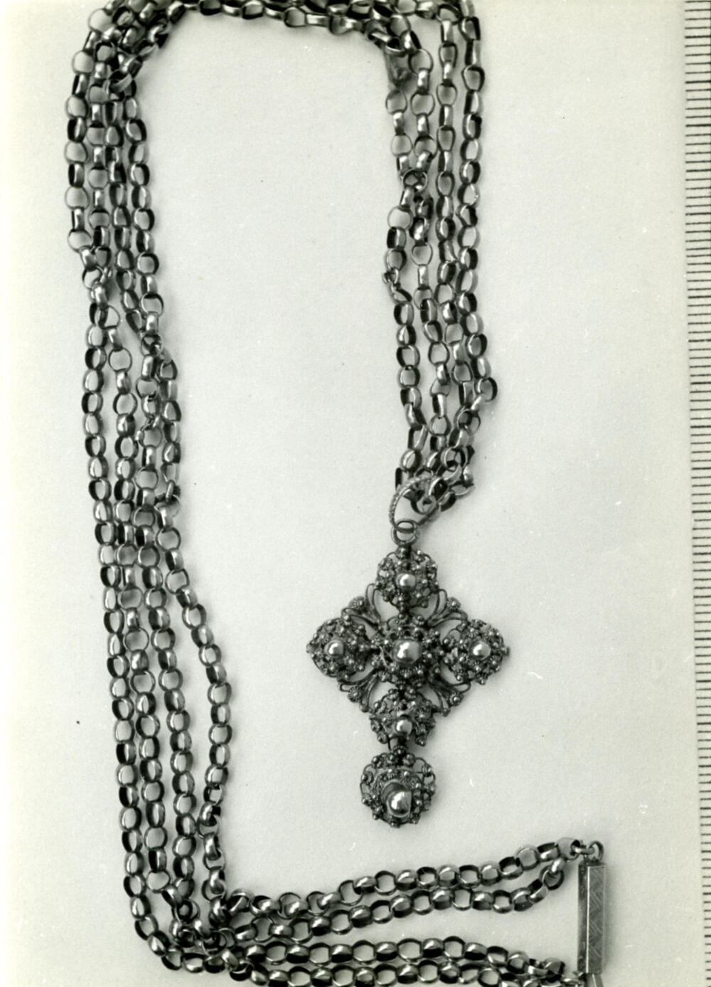 Ketting met kruis, Laren, 1952