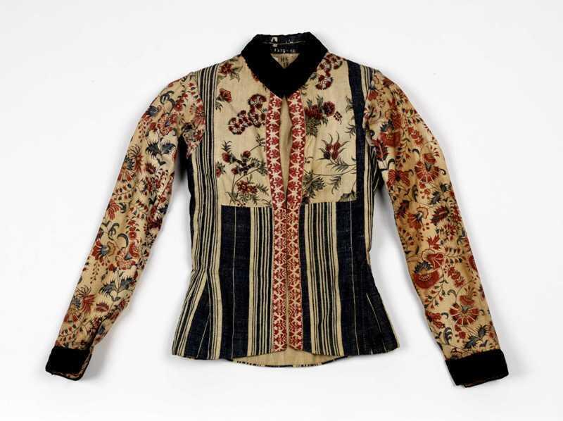 Hindelooper onderst oerlof, van blauw-wit gestreept ‘rokstreept’, mouwen en frontjes van Indiase…