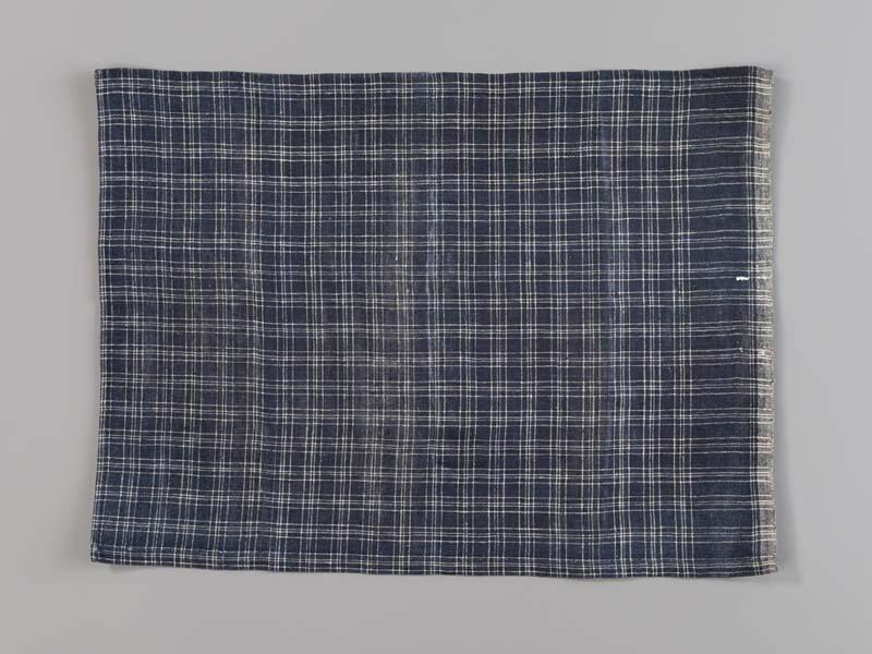 Hindelooper borstlap of foarpeldook van blauw en wit bont