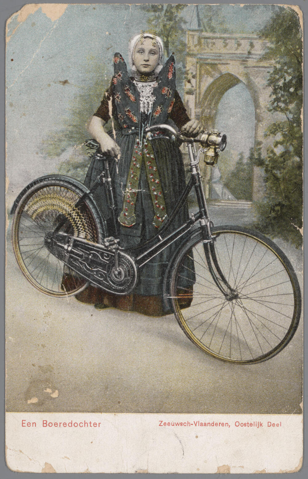 Meisje in Axelse streekdracht met fiets