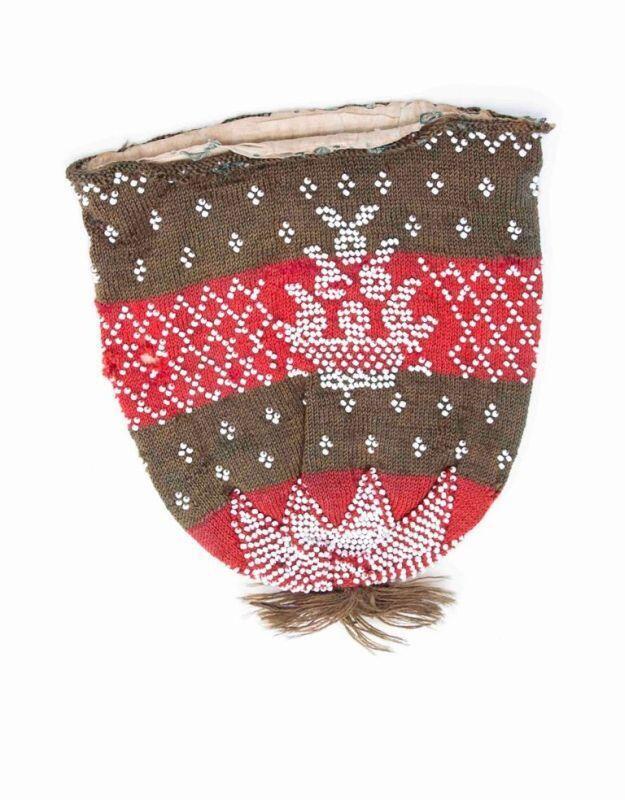 Tasje gebreid in tricotsteek in de kleuren rood en bruin, witte vormen een ornament en een…